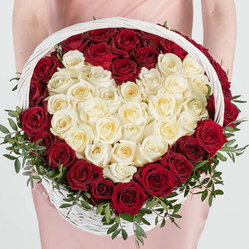 Изображение товара Букет Мегацвет24 "Красные и белых Розы", 51 цветок, в корзине сердце