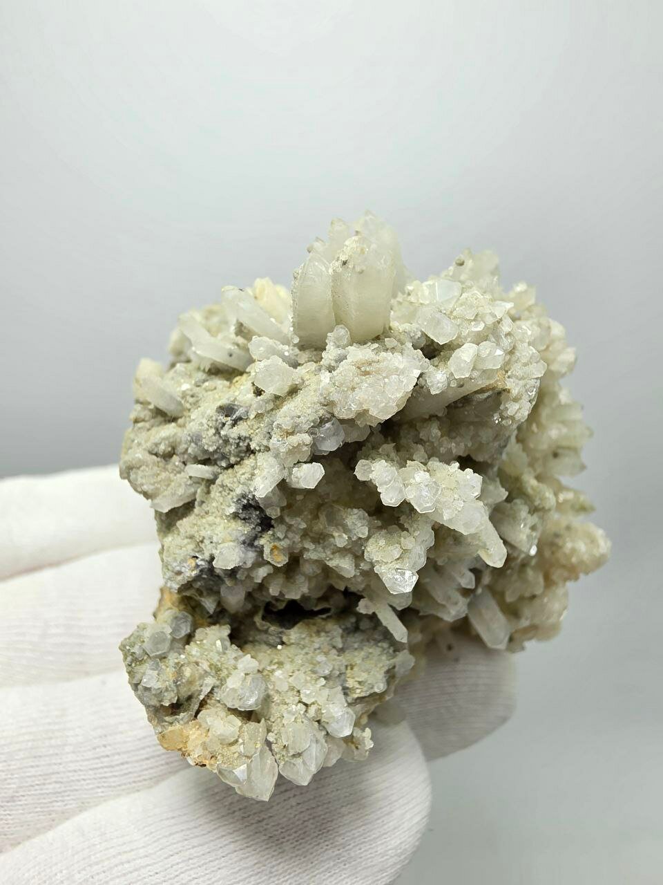 Друза кварца с кальцитом и пиритом 93 мм, 250 г. — фото 1