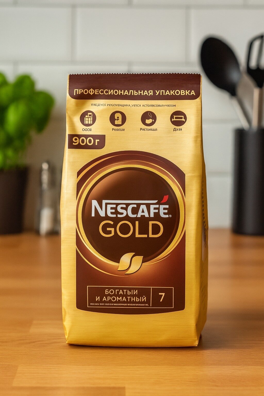 Растворимый кофе с молотой арабикой Nescafe Gold, золотая обжарка, 900 г