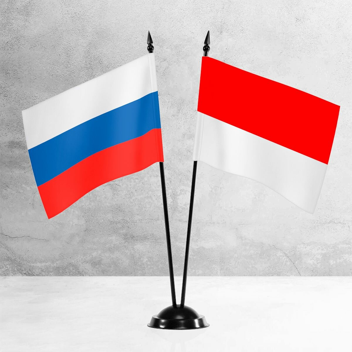 Настольные флаги России и Индонезии на пластиковой черной подставке