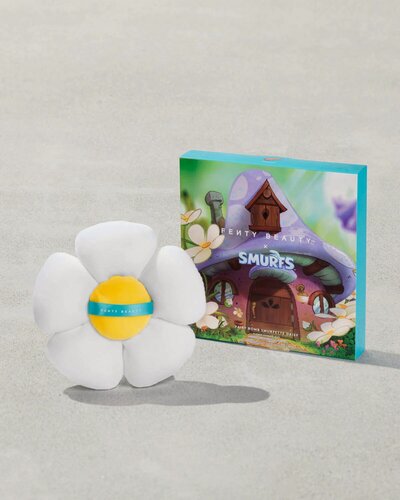 Изображение товара FENTY BEAUTY пуховка для хайлайтера в форме ромашки Fairy Bomb Smurfette Daisy Flower Shimmer Puff