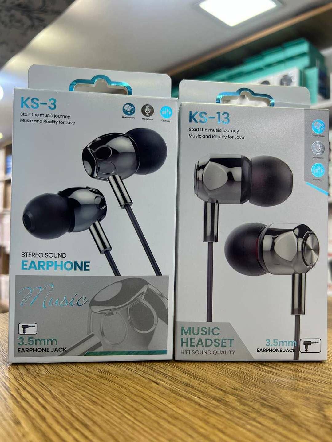 Проводные внутриканальные вакуумные наушники KS-13, чёрного цвета.