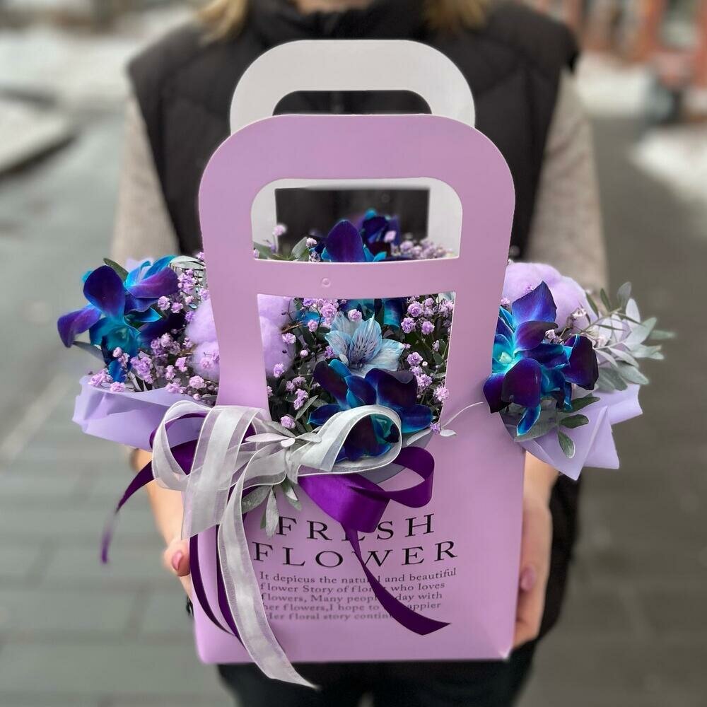 Композиция из синей орхидей дендробиум в сумочке с гипсофилой и хлопком - Plaza Flowers