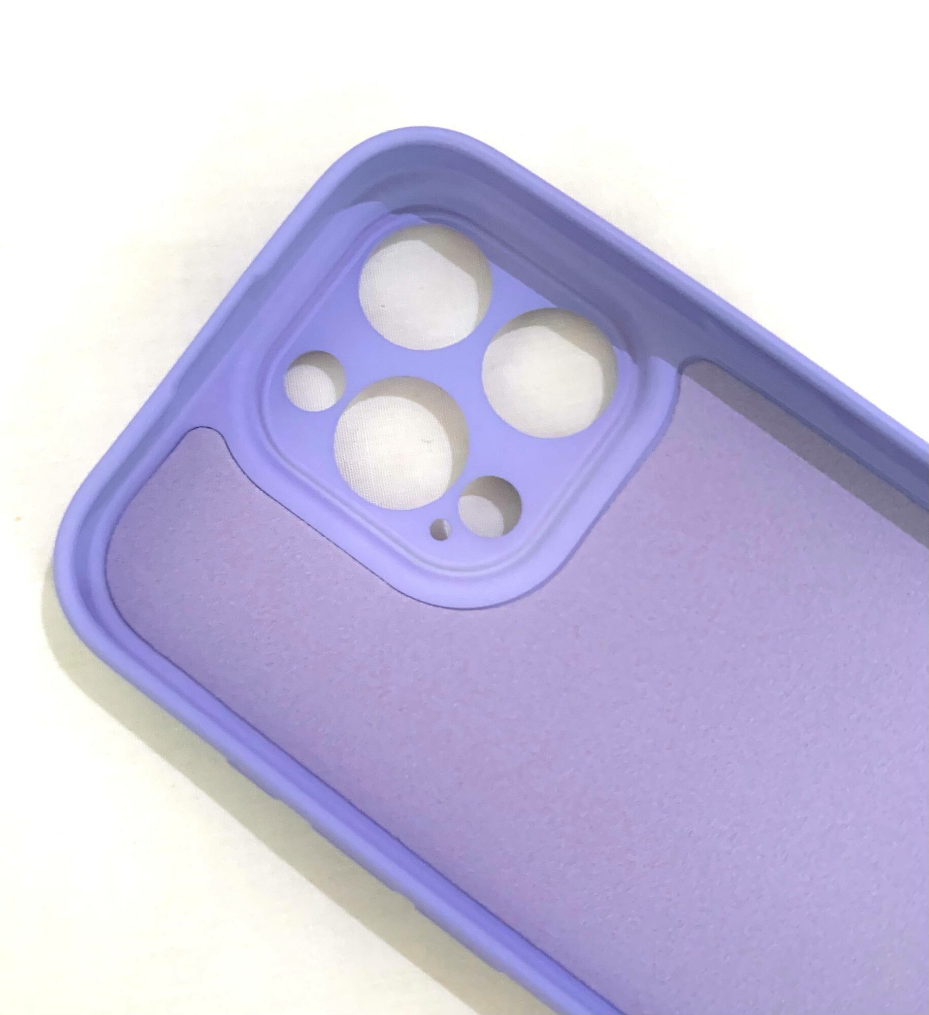 Чехол "Ромашки" сиреневого цвета для модели телефона Iphone 15 Pro Max — фото 1