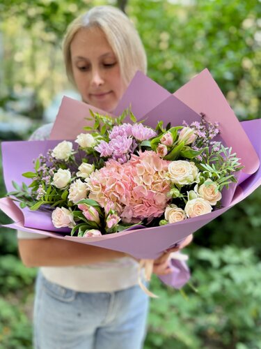 Изображение товара Букет авторский с гортензией и свежих цветов для настроения, 45 см.