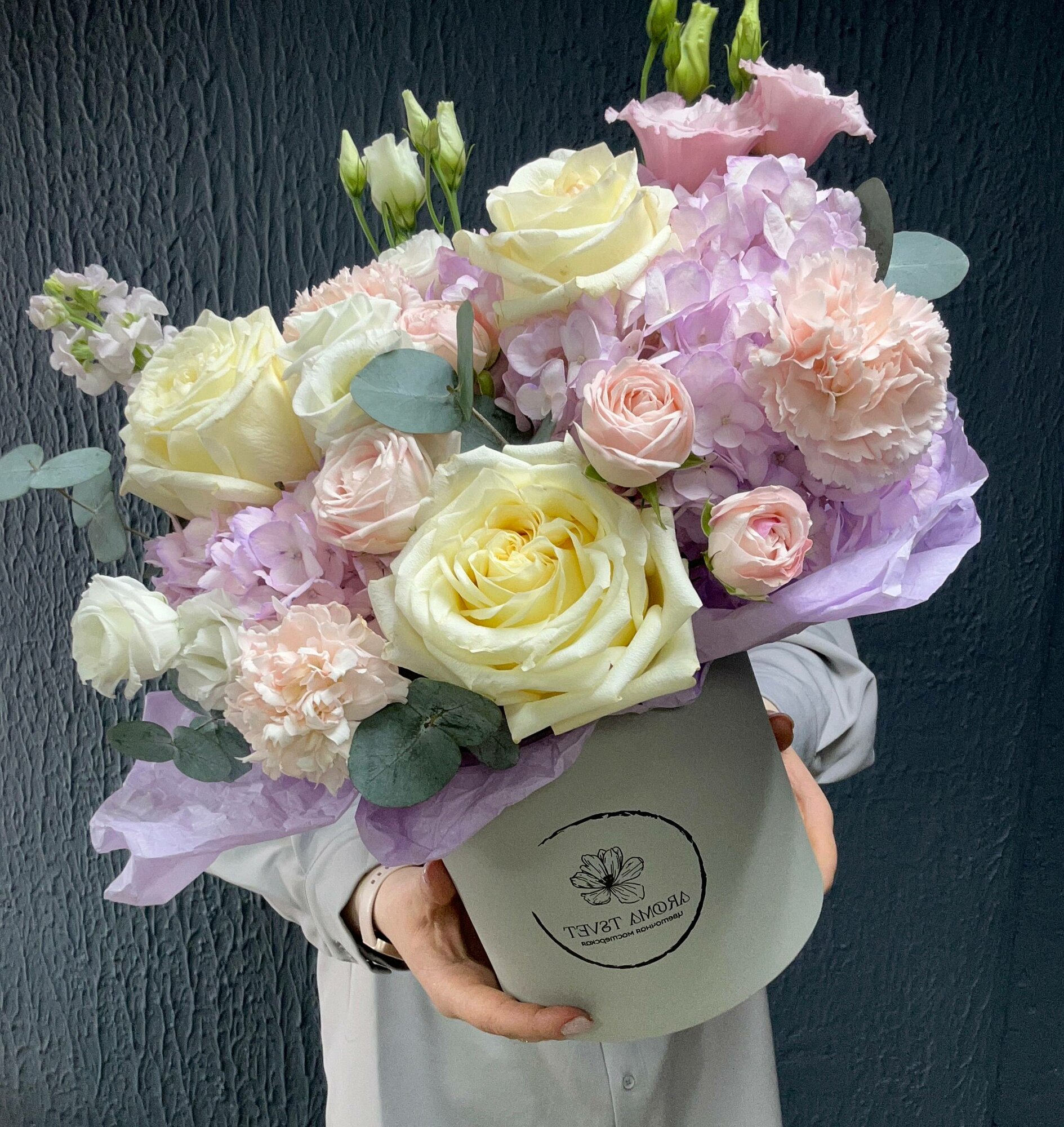 Букет живых цветов в коробке из гортензии розы эустомы гвоздики и эвкалипта.