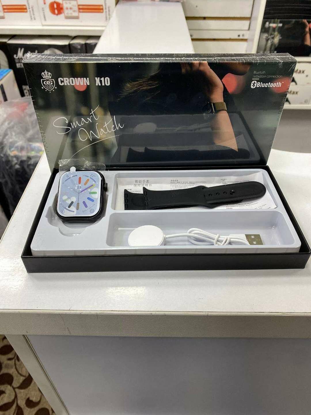 Smart Watch модель Crown X10, Bluetooth, с чёрным силиконовым ремешком.