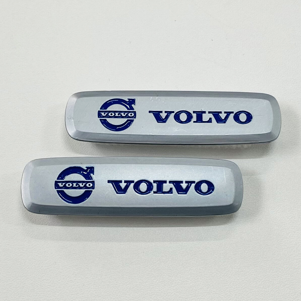 Шильдик Volvo (2 шт.) / логотип металлический для EVA-ковриков