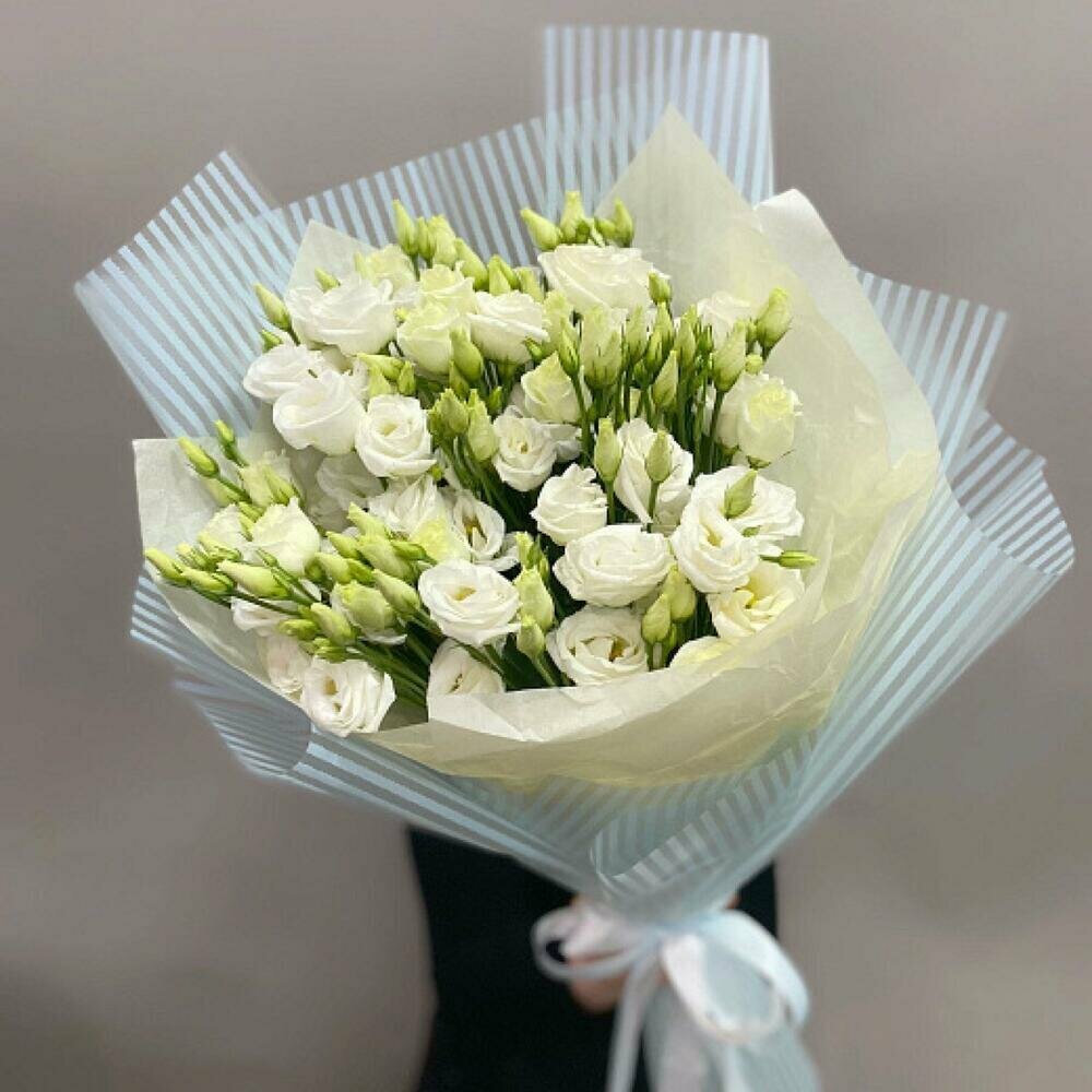 Букет цветов из белой эустомы лизиантусы 9 веточек монобукет в упаковке
