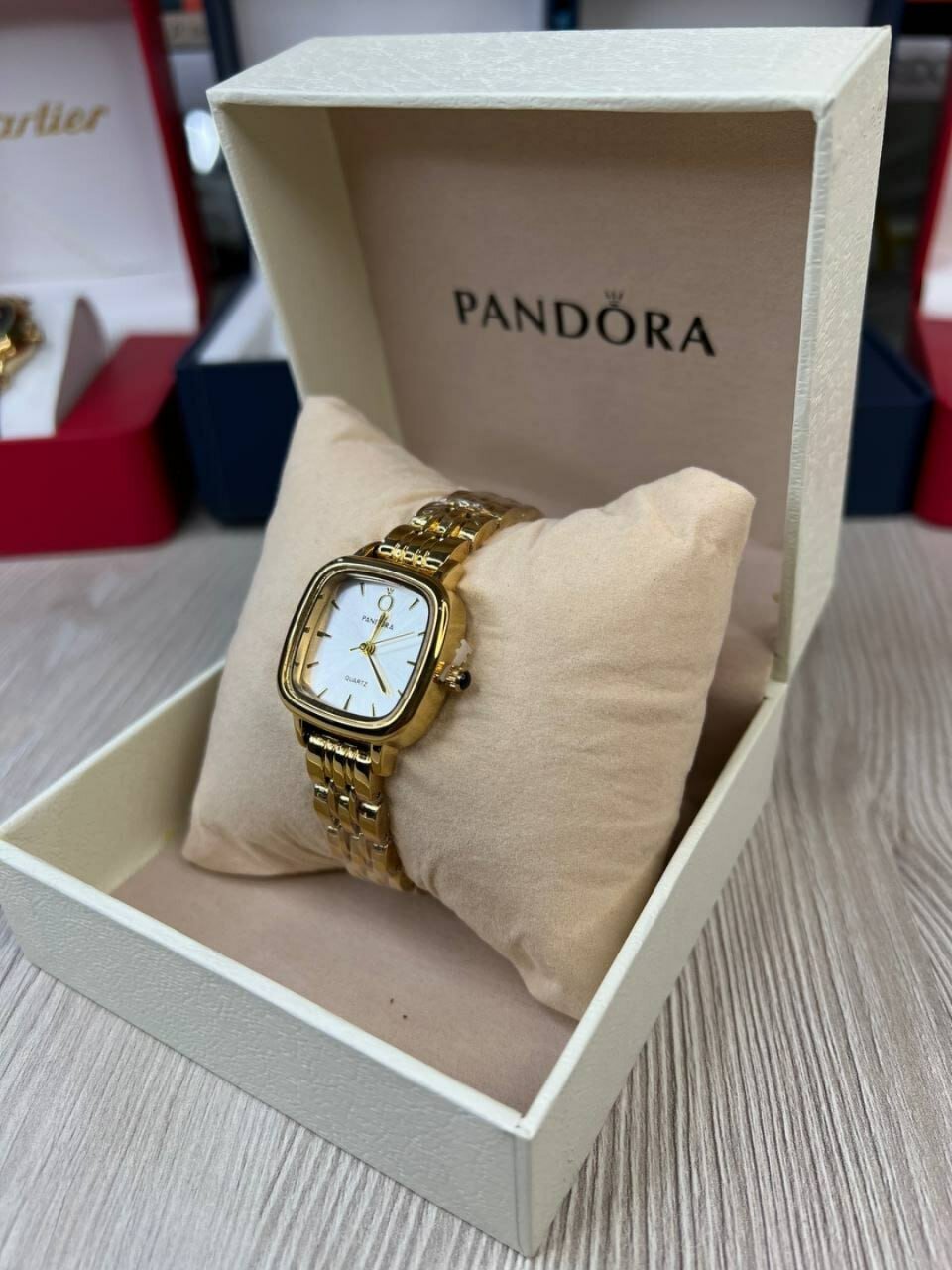 Наручные часы Prada, золотой
