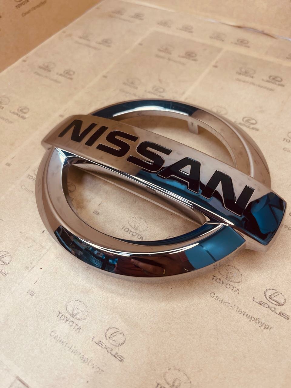 Эмблема решетки радиатора арт. 62890hv00a Nissan Qashqai J11. Штатная!