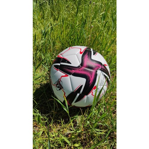 Прочный футбольный мяч со звездным черно-розовым рисунком и нескользящим покрытием официальный вес и размер 1080₽