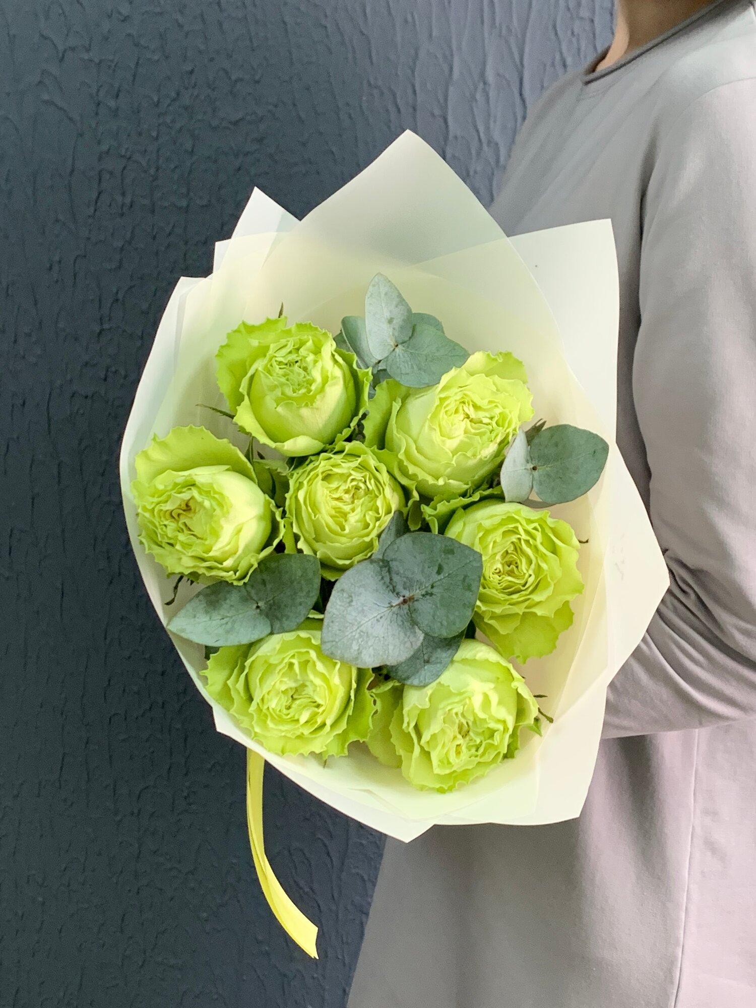 Букет живых цветов из пионовидной розы и ароматного эвкалипта 7шт. в дизайнерской упаковке.