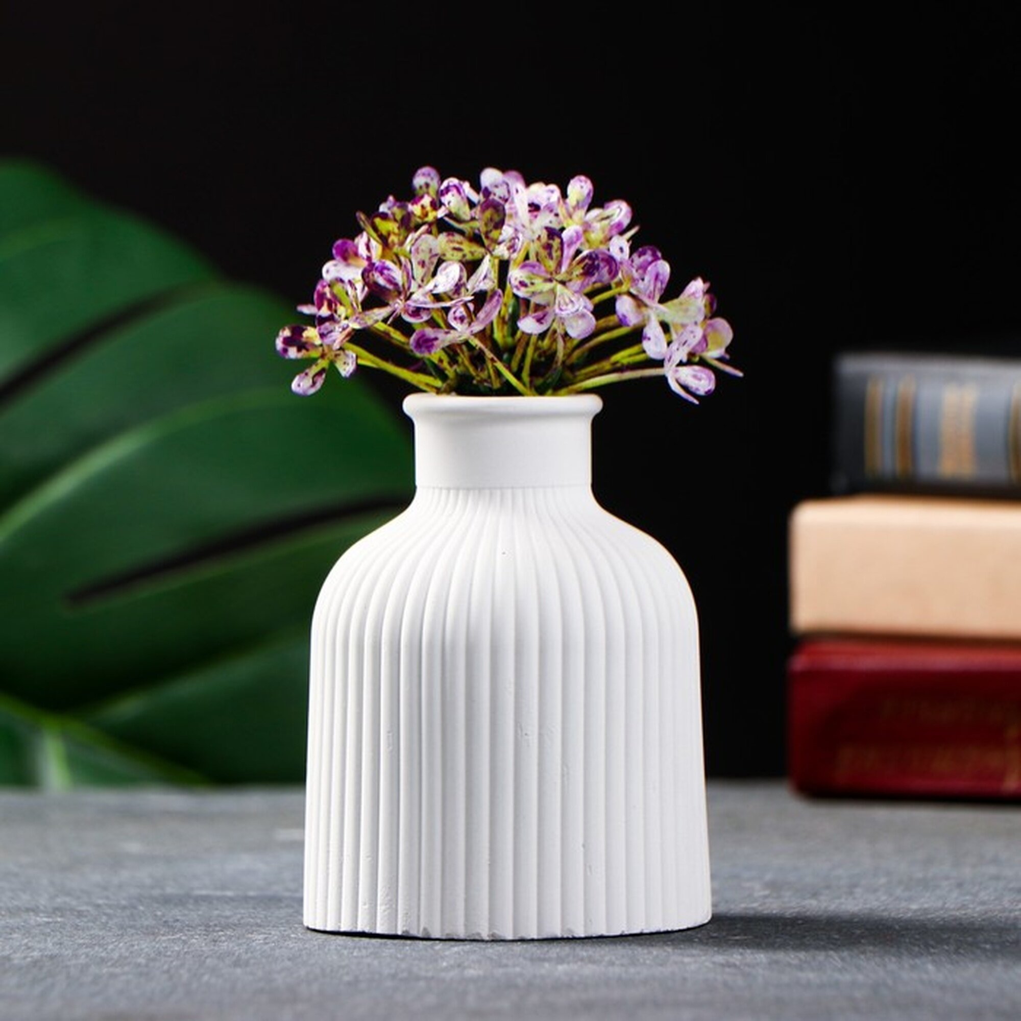 Гипсовая ваза для цветов сухоцветов «Кувшинчик в полоску» настольная 9.5×7 см белый