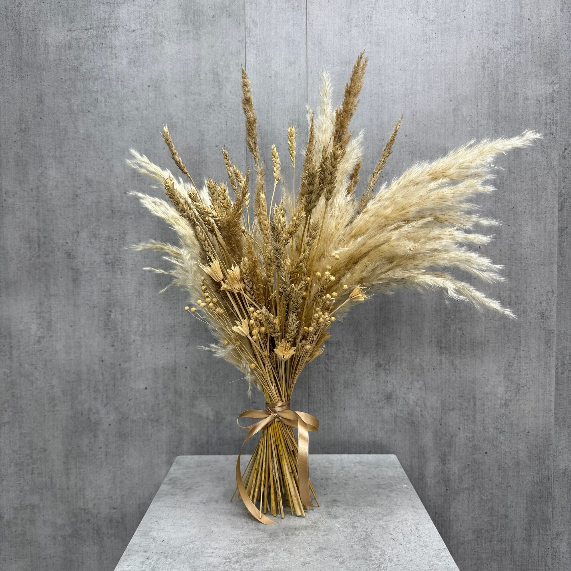 Букет из сухоцветов с кортадерией и пшеницей для вашего интерьера