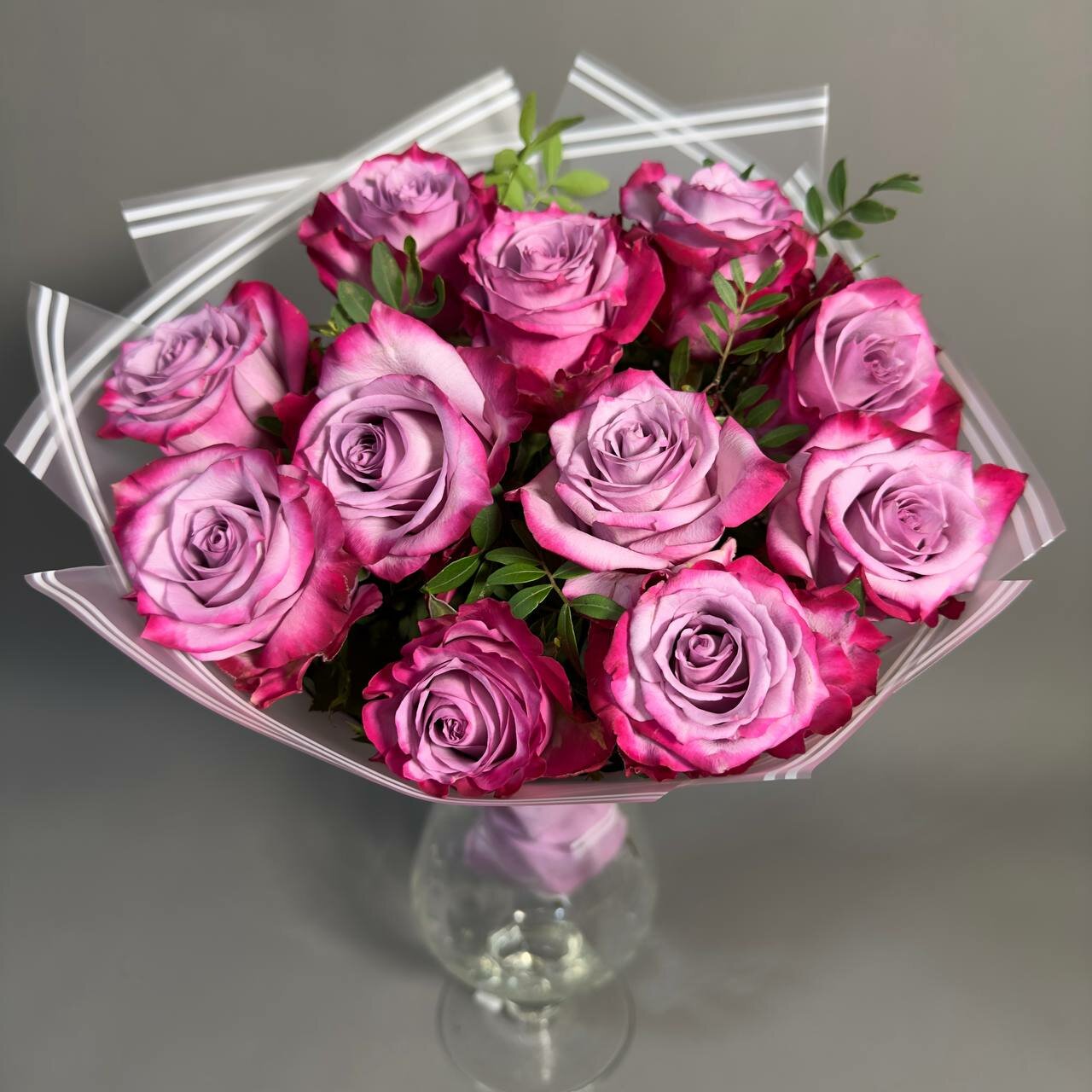 Букет "Сиреневые Розы с Зелень" сборный на стеблях 11 штук высота 45см