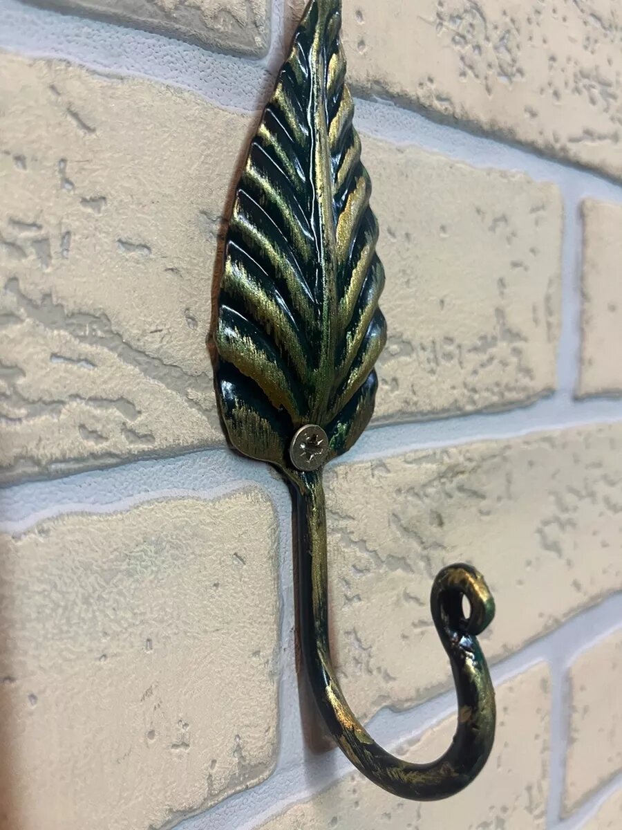 Крючок настенный, кованая сталь, ручная работа, цвет черный+золотая патина — фото 1