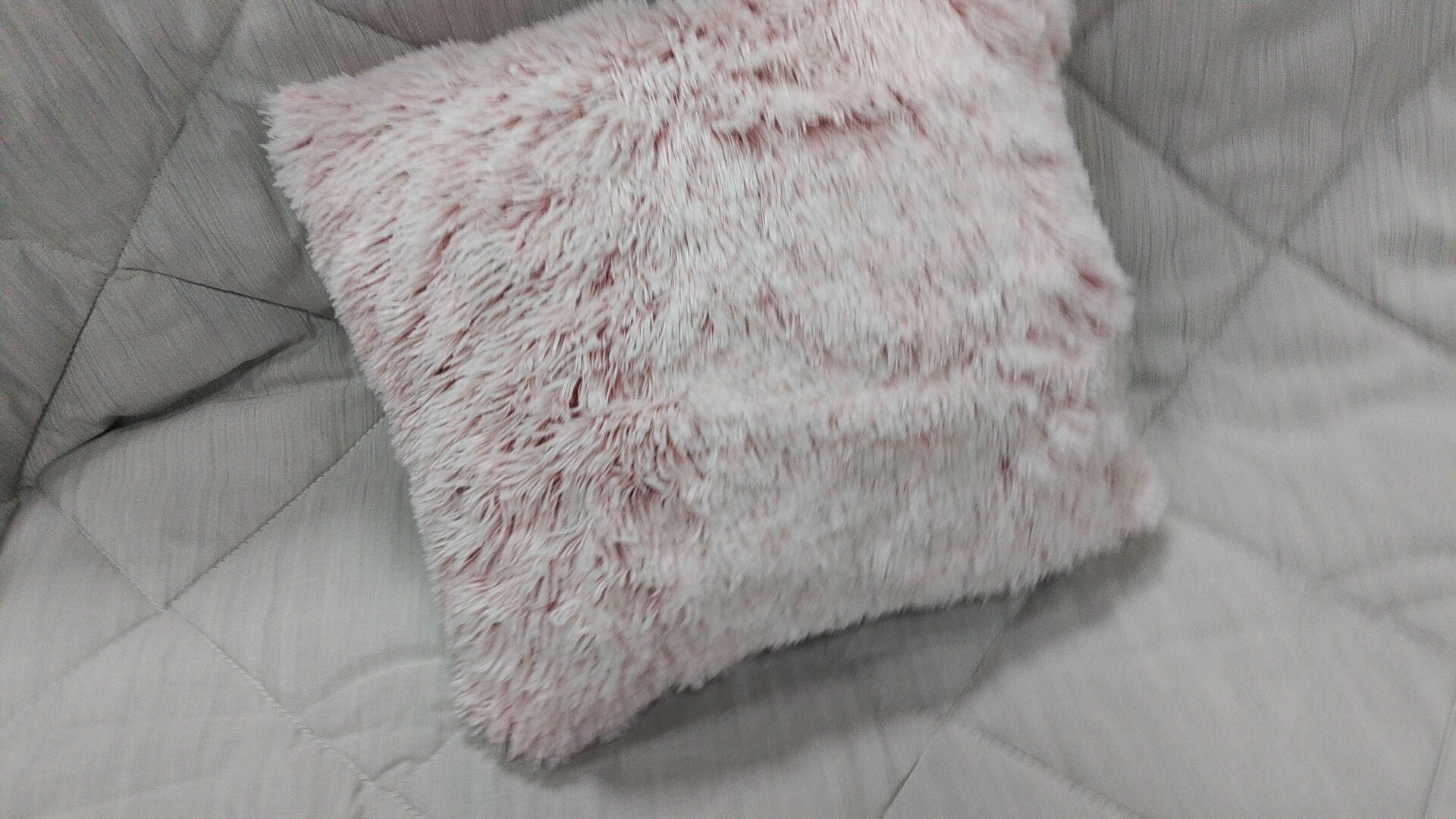 Декоративные наволочки 100% искусственный мех 40x40см по 2 штуки