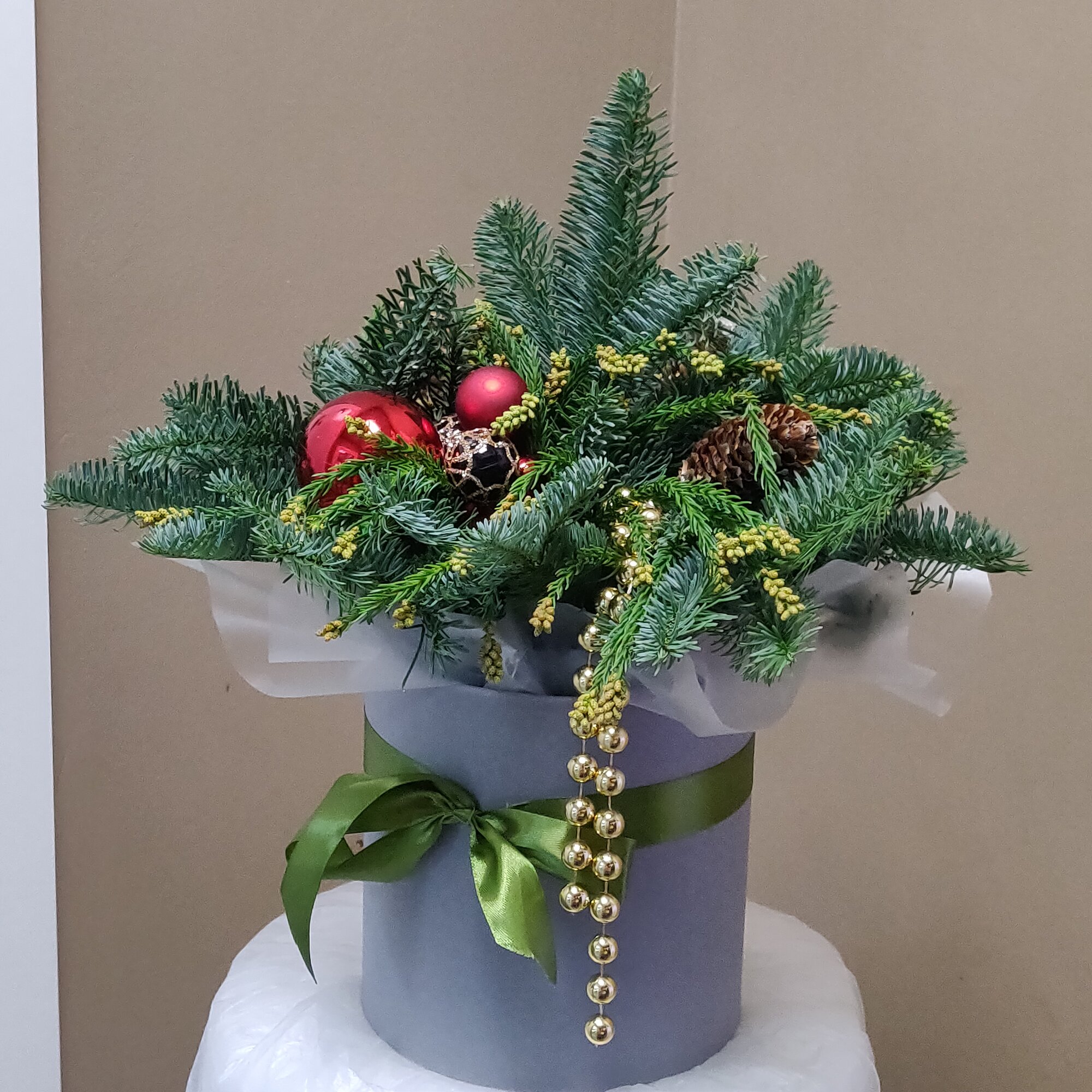Новогодняя композиция живой голубой ели , мережки и новогоднего декора в подарочной коробке