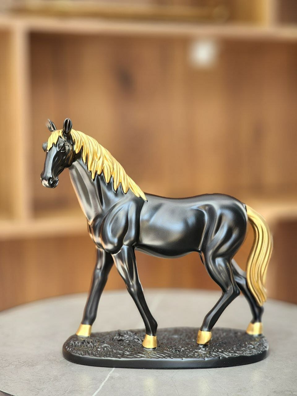 Изысканная статуэтка лошади из высококачественного полистоуна, прекрасный талисман наступающего 2026 года.
