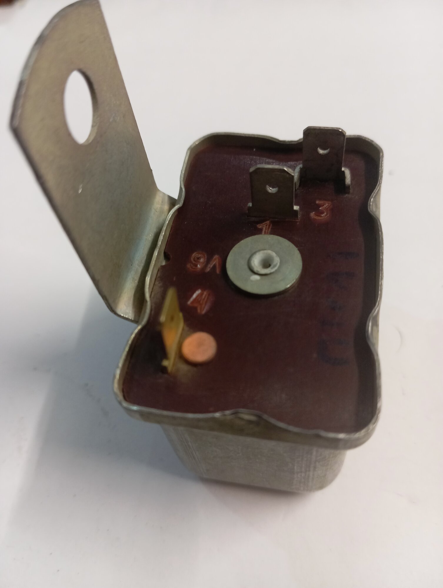 Реле включения звукового сигнала РС528 на ВАЗ 2101 М-2140 ГАЗ 3102.