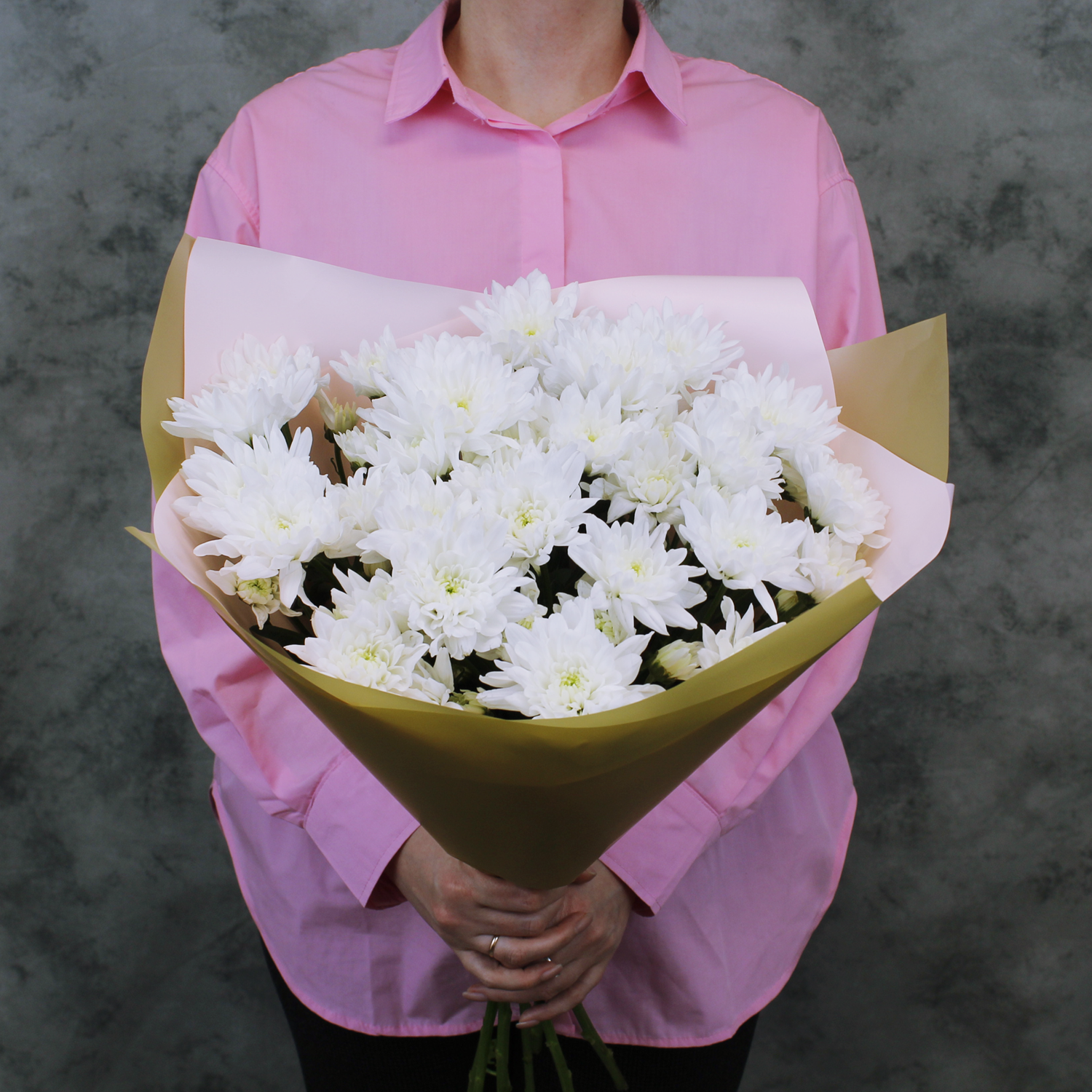 Букет из 7 белых кустовых хризантем в матовой пленке с атласной лентой от 2name Flowers