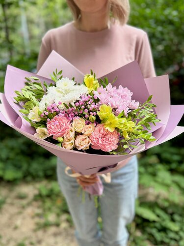Изображение товара Весенний букет из свежих ассорти цветов в дизайнерской упаковке