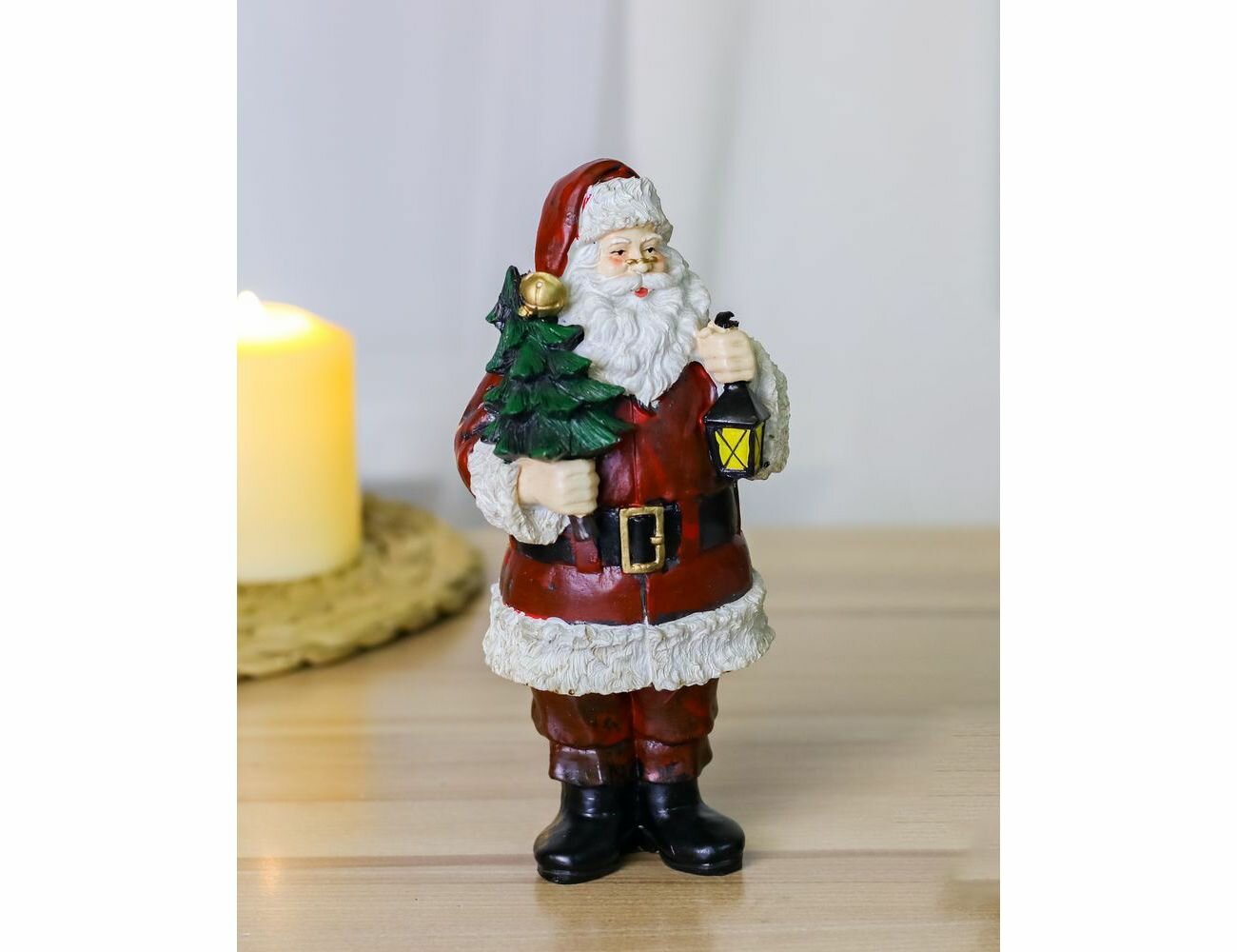 Декоративная фигура санта С сюрпризами: ёлочка И фонарик полистоун 20 см Due Esse Christmas XNA16003431-1