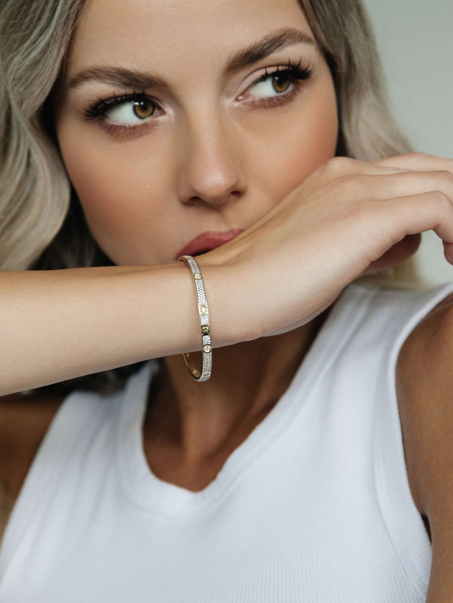 Жесткий браслет YA ZOLOTO, желтое золото, 585 проба, фианит, длина 17 см., желтое золото — фото 1