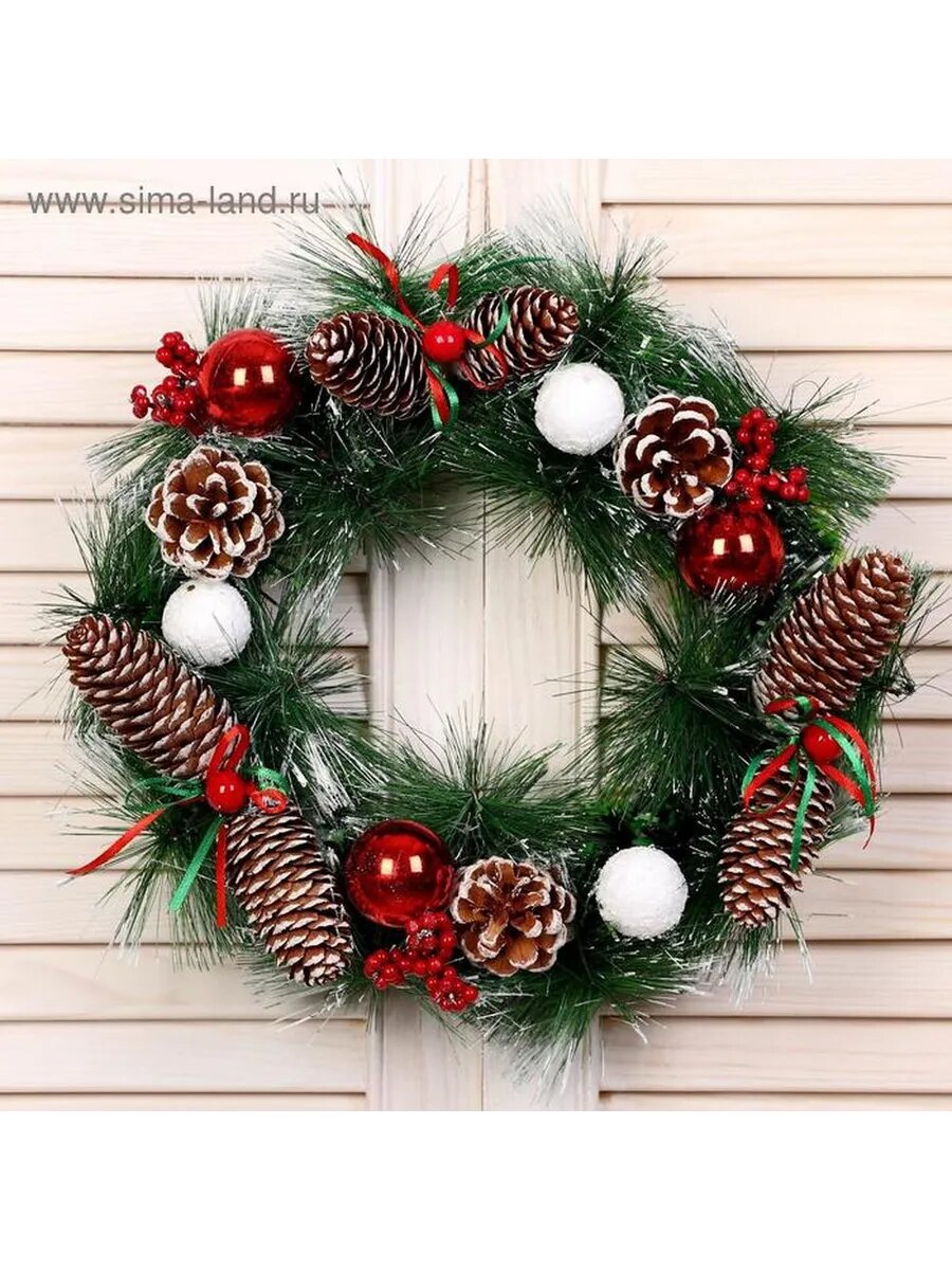 Новогодний венок с шишками и шариками 30 см