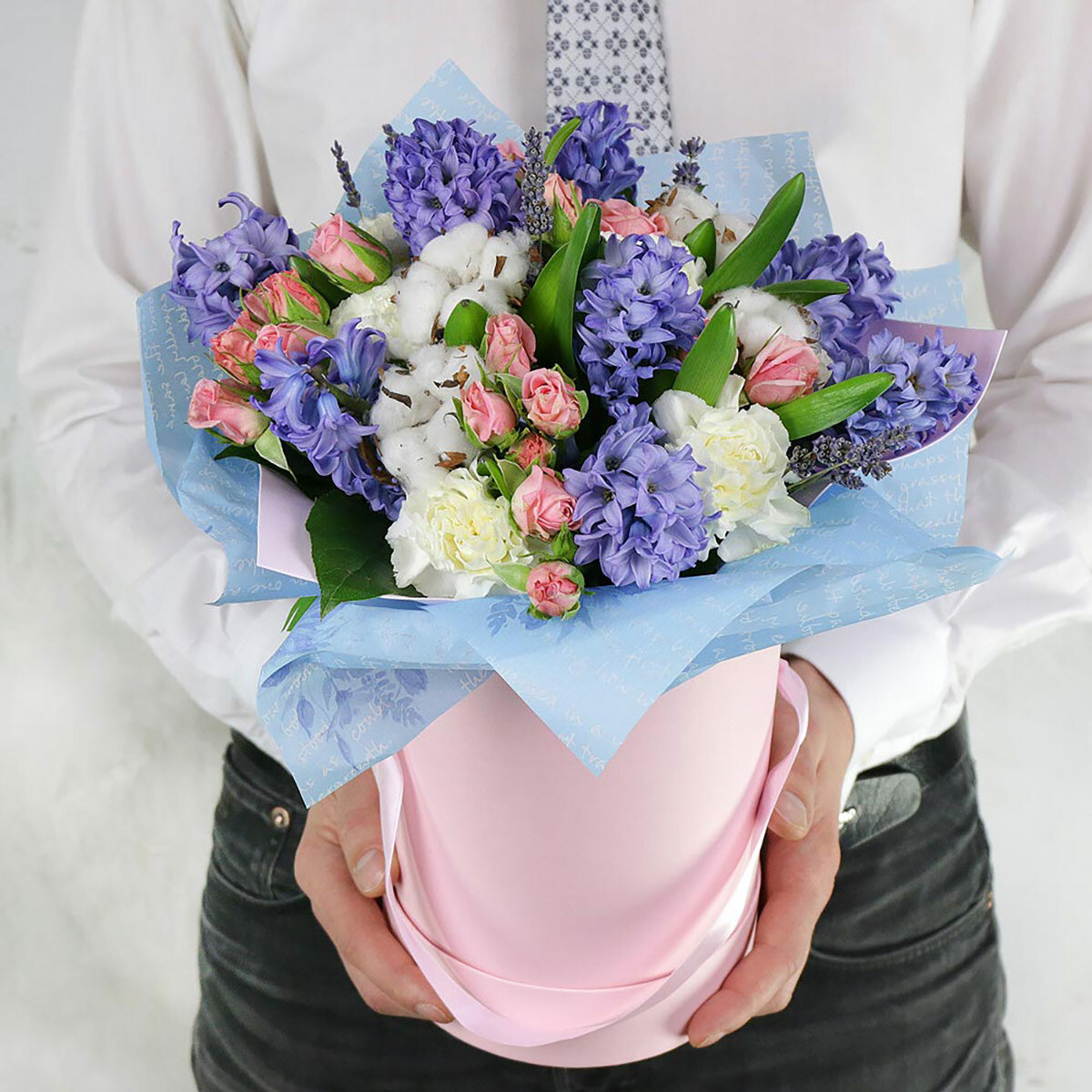Композиция Тельцу из гиацинтов гвоздик и роз в розовой шляпной коробке