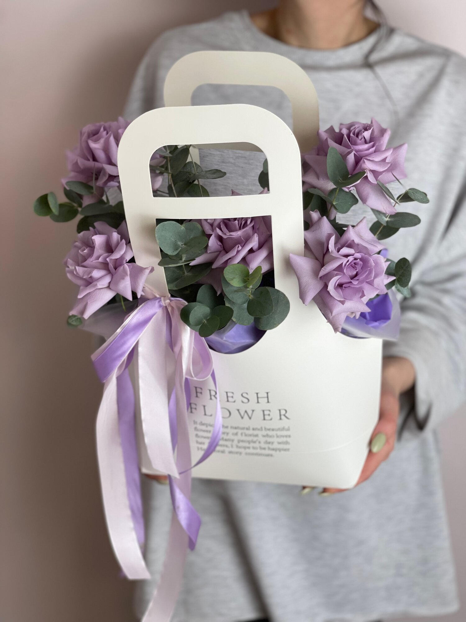 Сиреневые французские розы 5 шт в сумке — редкий оттенок свежие розы премиальный букет