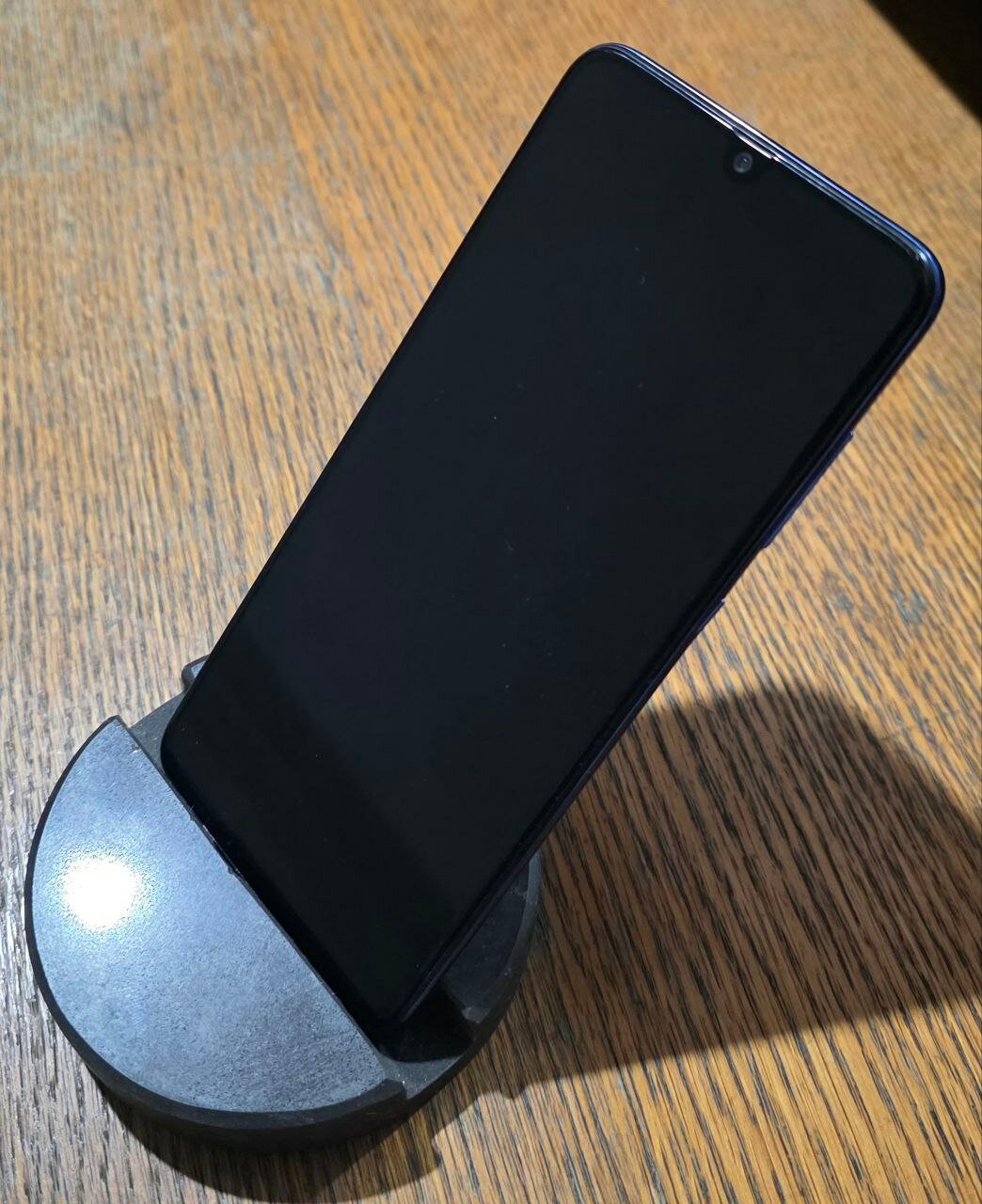 Подставка для телефона, кварцевый агломерат, коричневый цвет, настольная, круглая форма