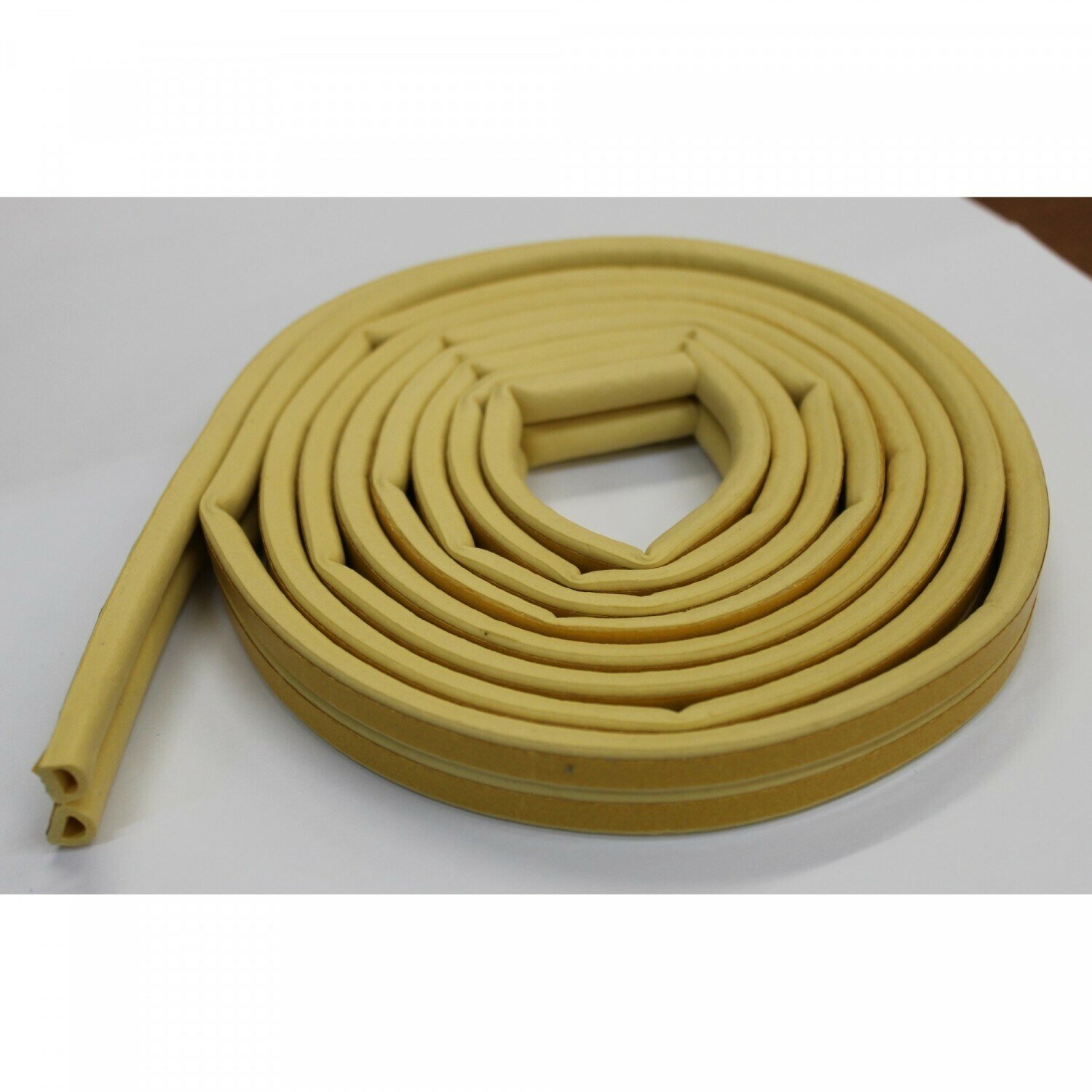 Уплотнитель самоклеящийся D-профиль 9*8 мм бежевый 5 метров (Утеплитель для дверей уплотнитель для окон утеплитель для окон)