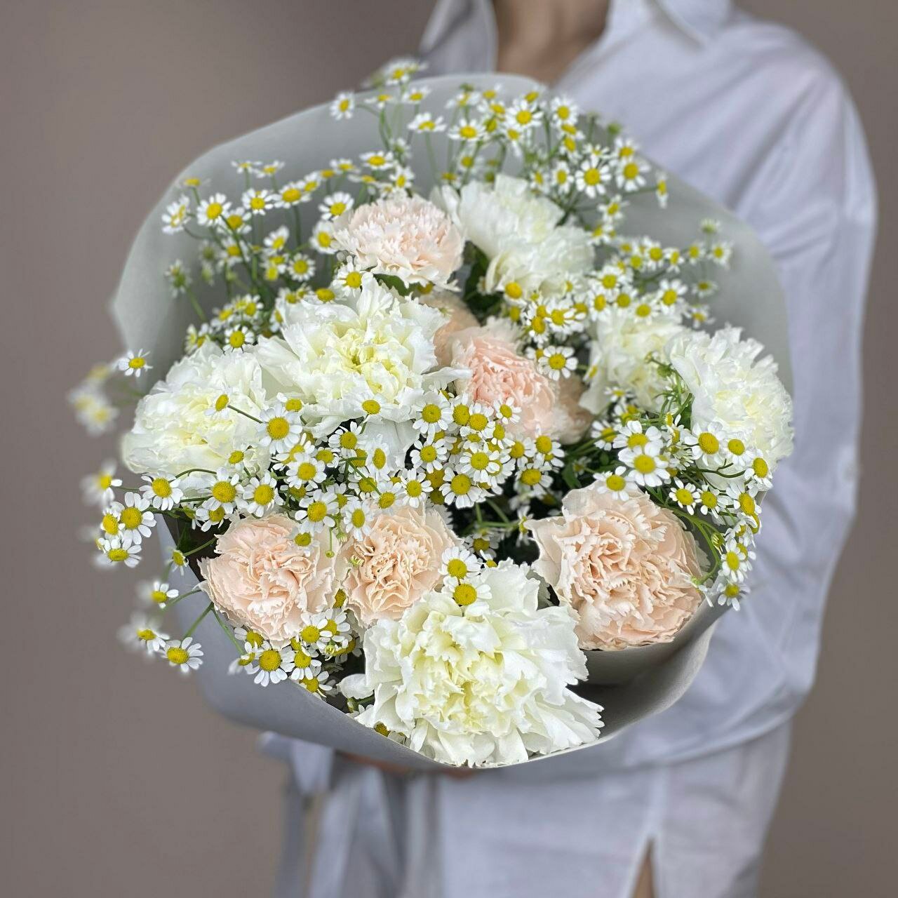 Летний букет ромашка (танацетум) 5шт диантус 11 шт в эко упаковке 50 см