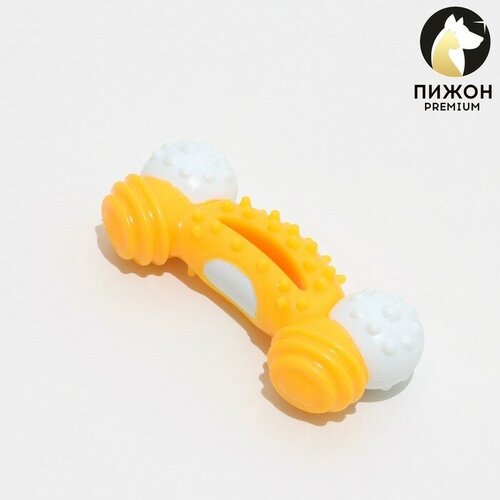 Игрушка двухслойная (твердый и мягкий пластик) Изогнутая кость, 3 см желтая 1 шт