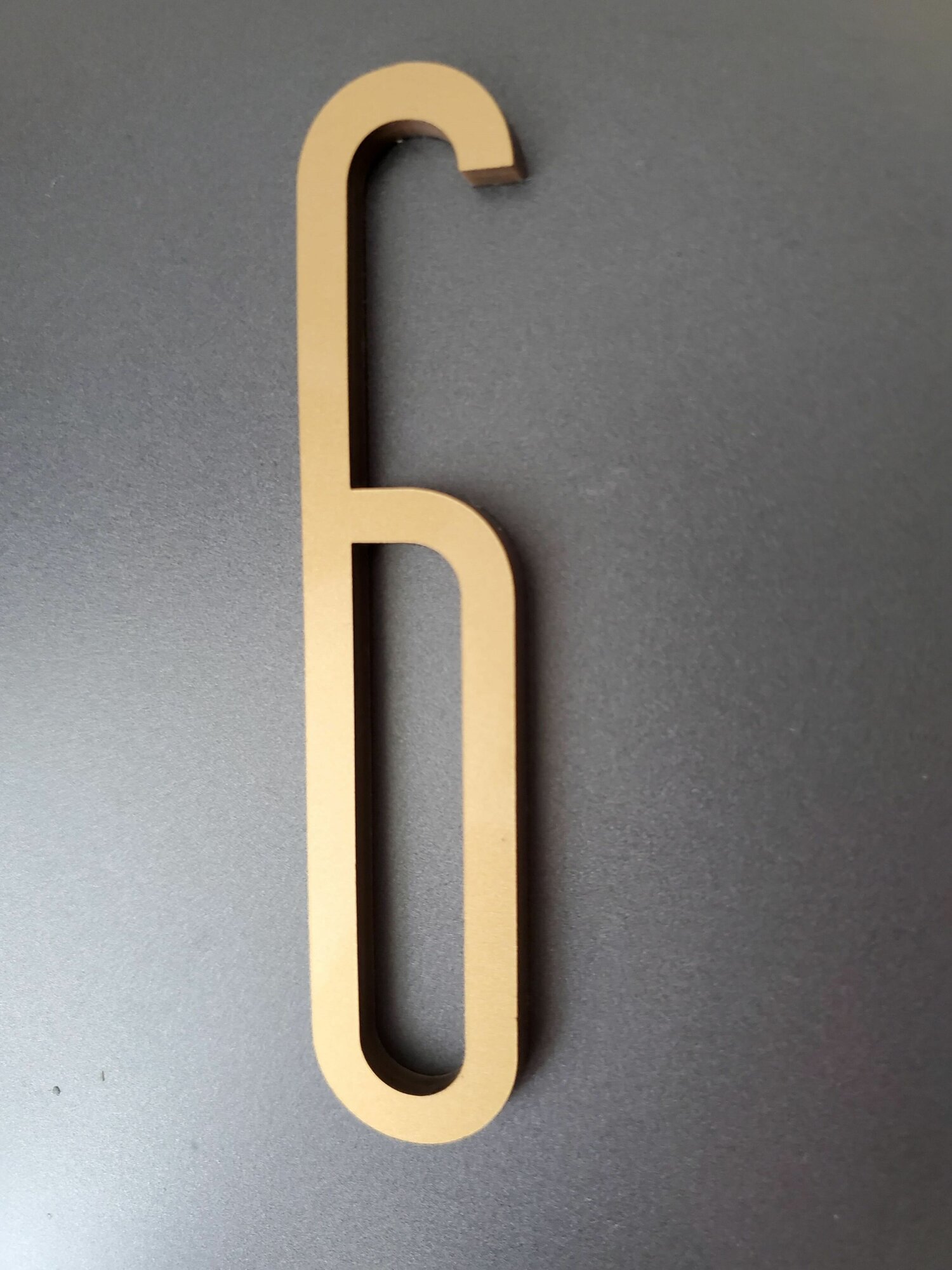 Цифра на дверь "6" в скандинавском стиле, старое золото - фотография № 3