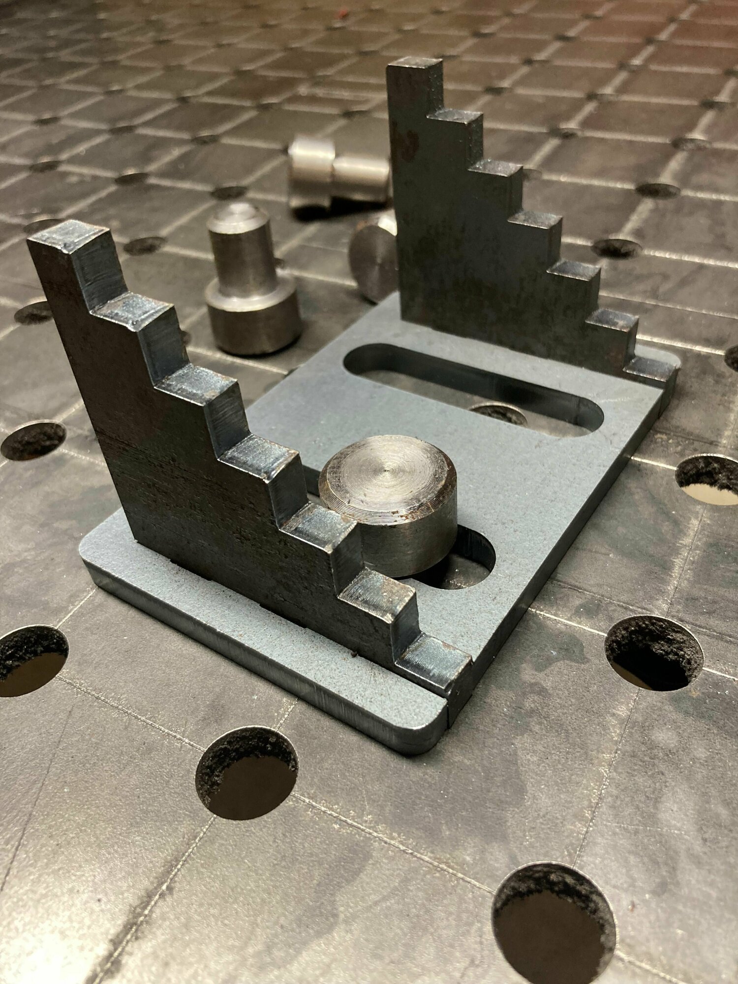 фото Ступенчатый упор горка с шагом 10 мм для оснастки сварочного монтажного стола D16