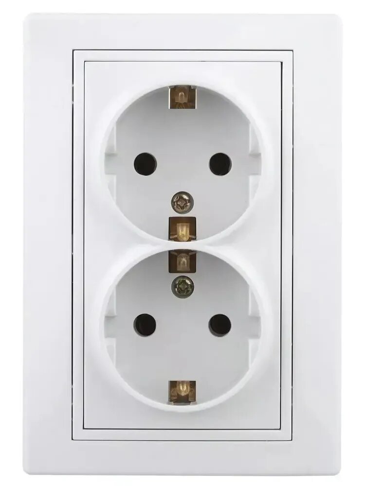 Розетка Intro Plano 1-205-01 с заземлением двойная 2X2P+E Schuko 16А-250В IP20 скрытой установки белая — фото 1