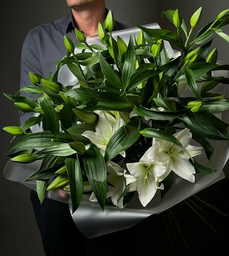 Изображение товара Букет из 9 белых лилий, идеальный и незабываемый подарок для любимой