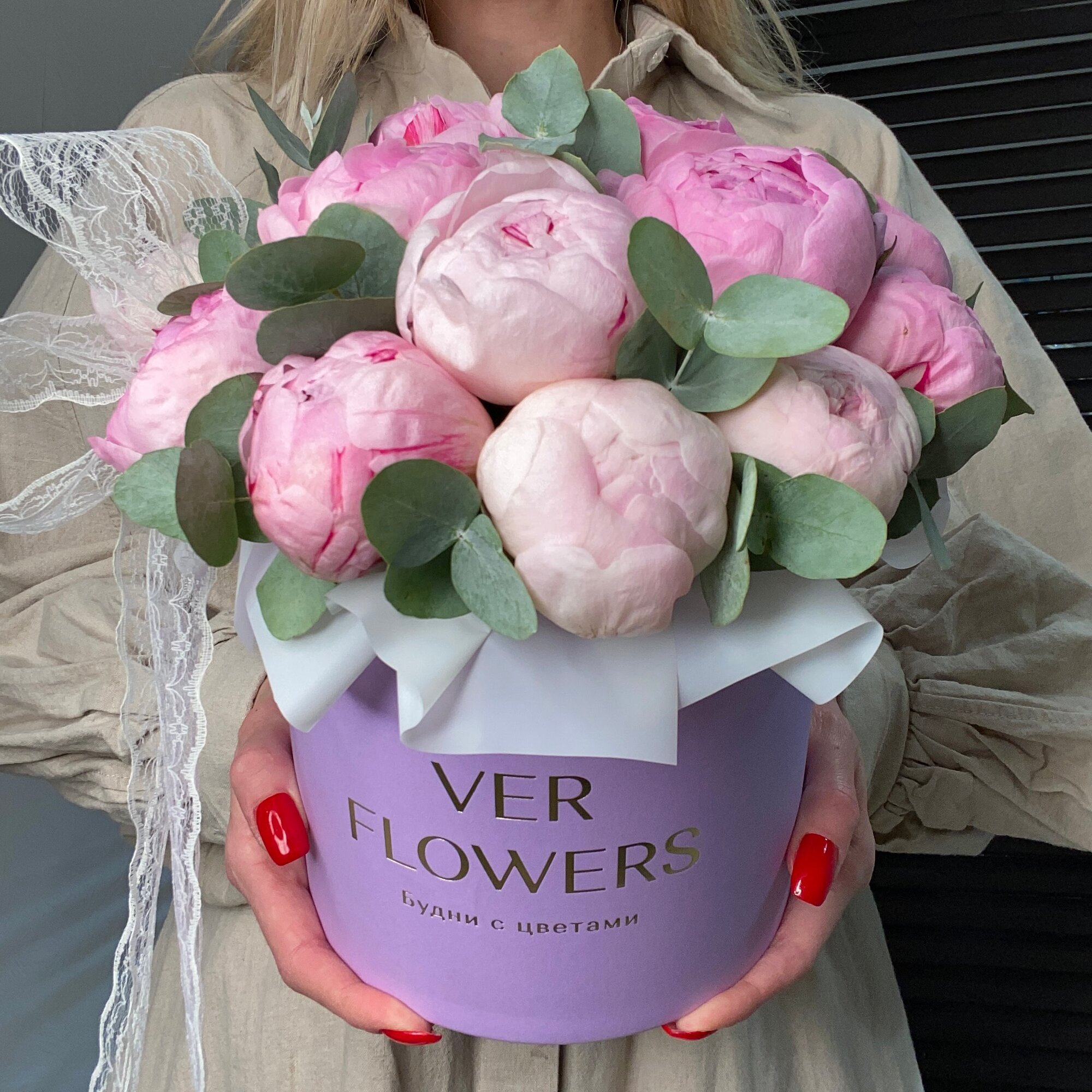 Ароматные пионы Сара Бернар с эвкалиптом в коробке 13шт Ver flowers