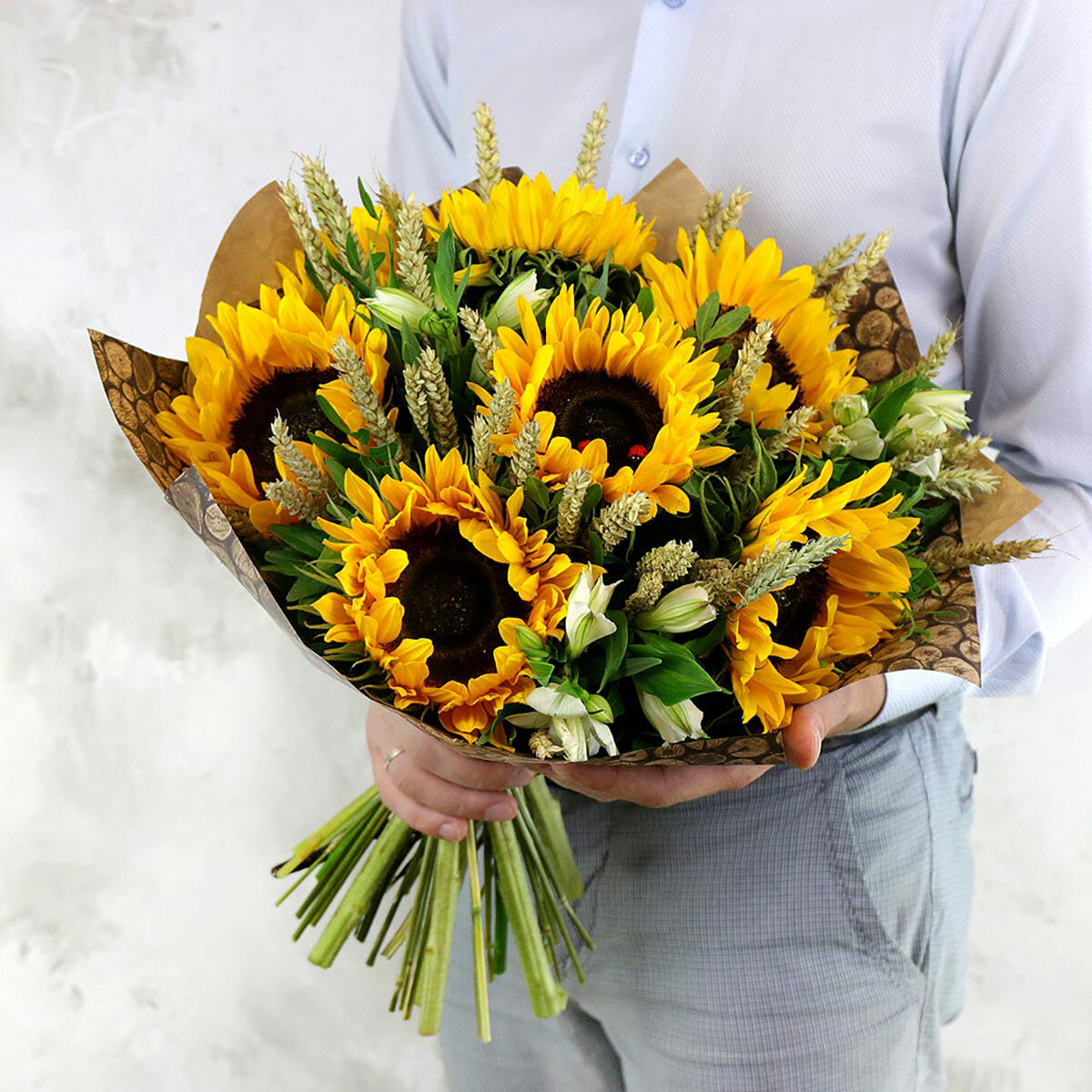 Букет Букет Маркет "Подсолнух-Альстромерия-Фисташка" сборный на стеблях в крафт-бумаге