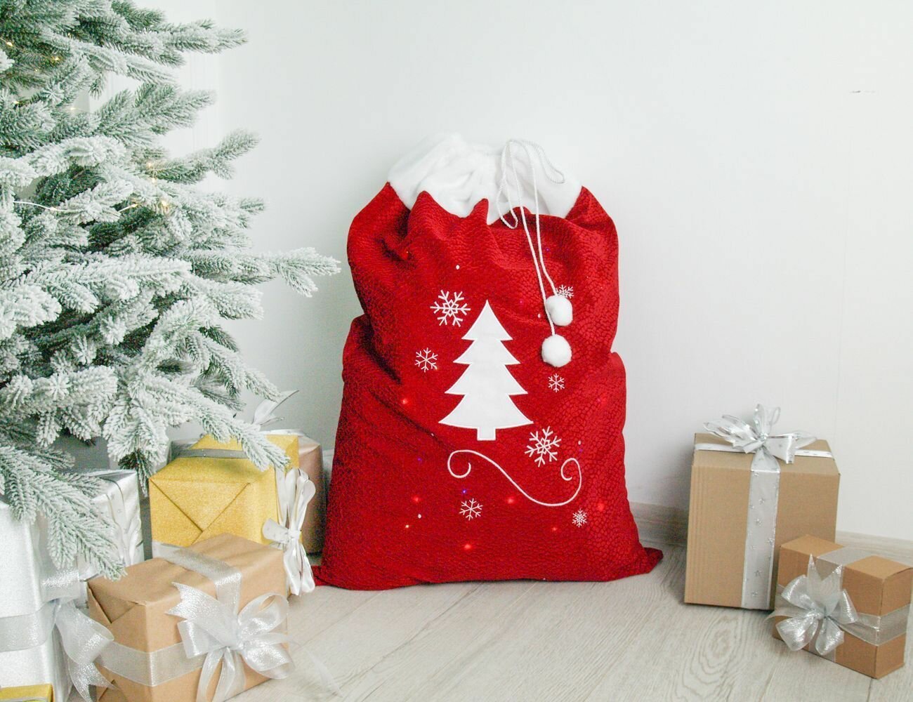 Мешок Деда Мороза - белоснежная елочка текстиль 24 тёплых белых LED-огня 90 см Koopman International AAF514270-3