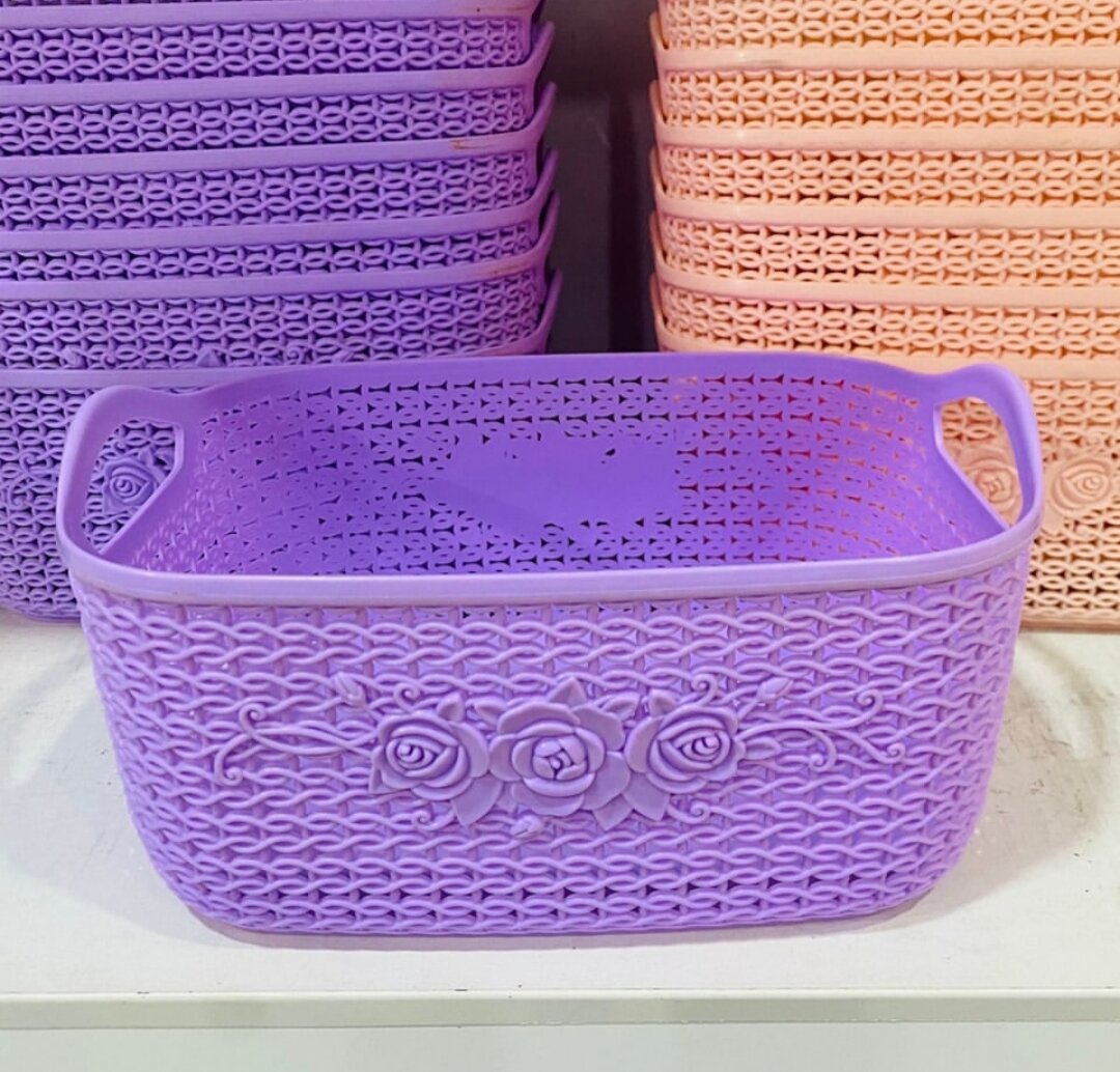 Пластиковая корзина с крышкой, которая может использоваться для хранения различных предметов. Маленький