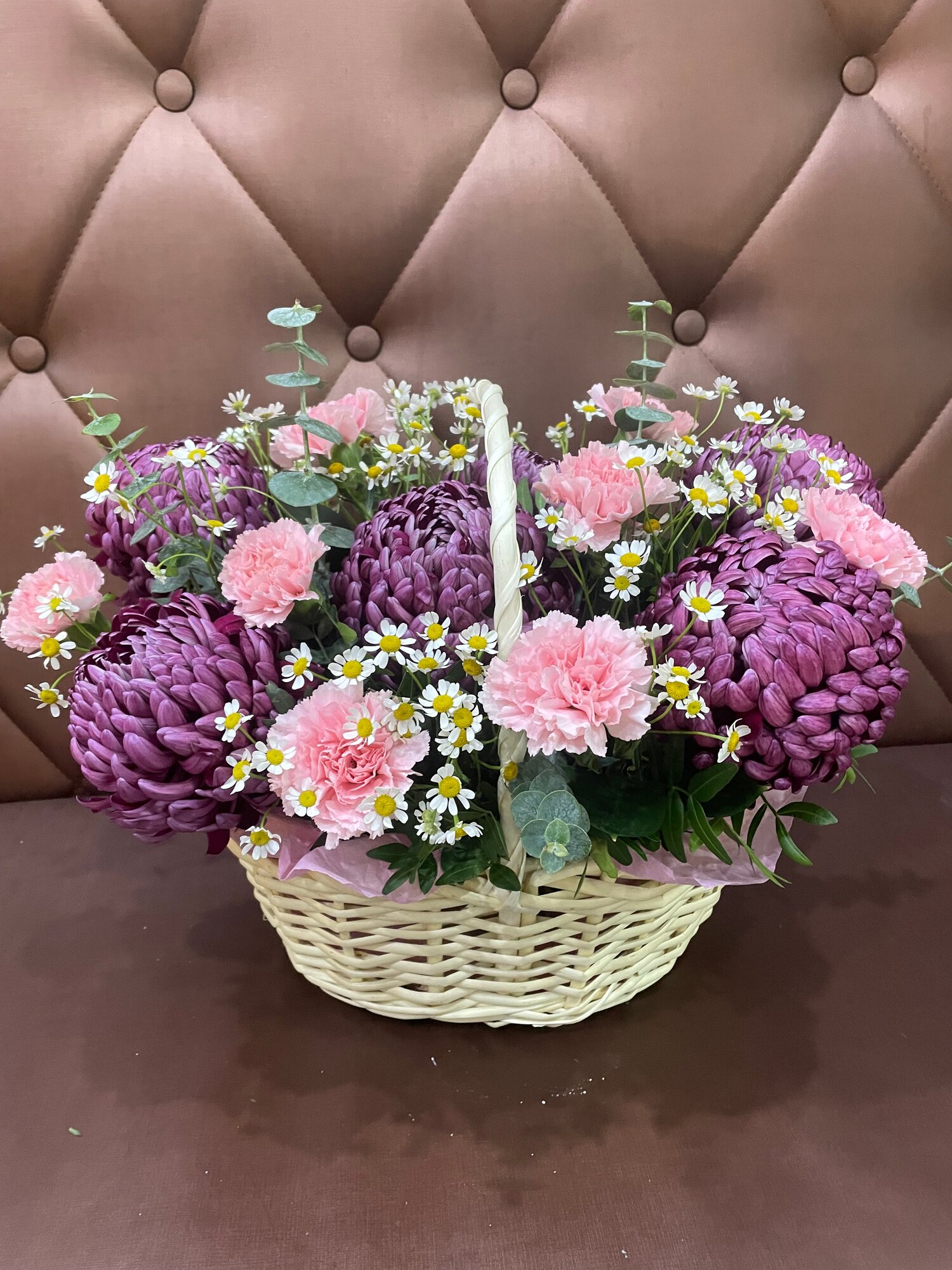 Корзина "Любимой маме" с гвоздиками Одноголовой хризантемой и ромашками