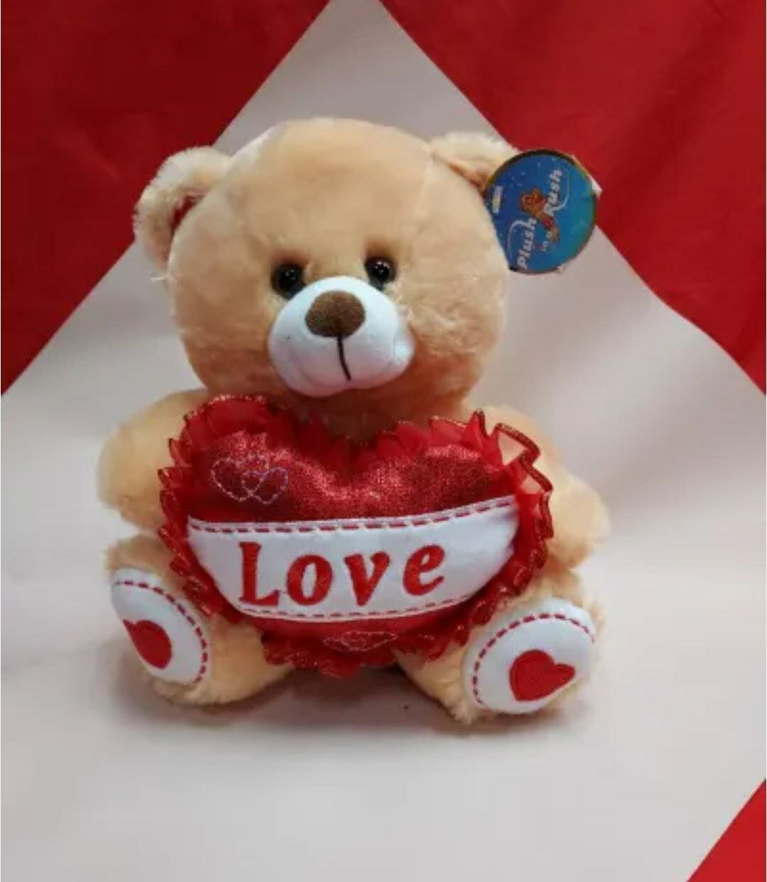 Коричневый плюшевый мишка с сердечком, мягкий и нежный, идеален для подарка.