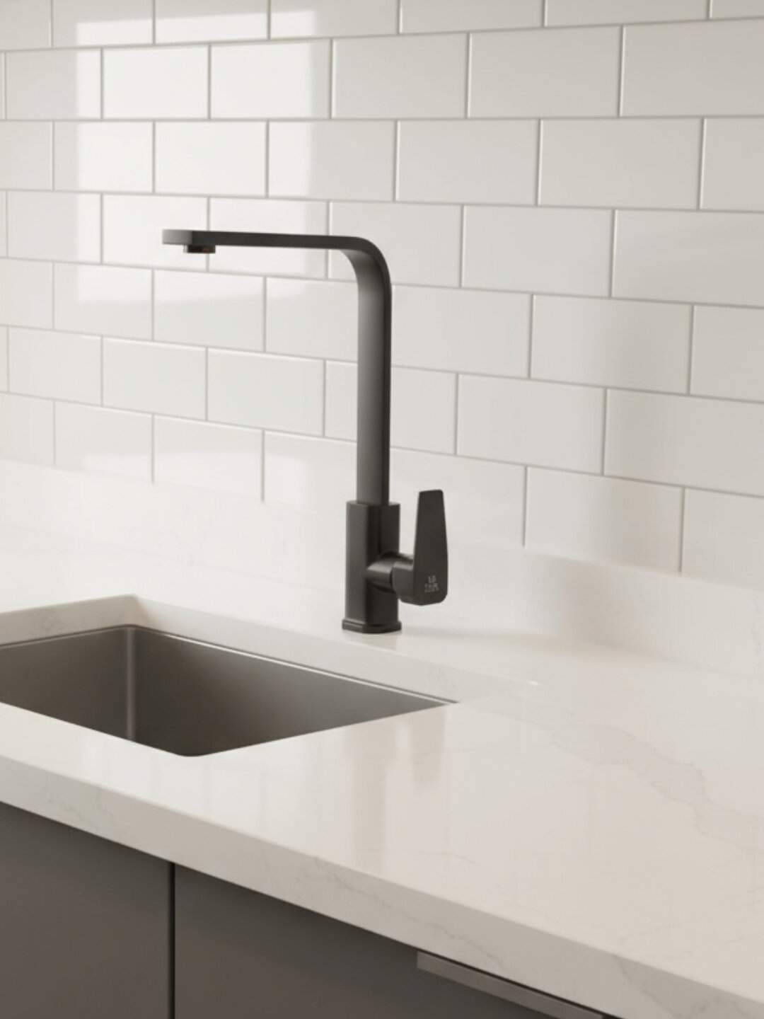 Металлический смеситель для кухни или ванной – надёжность и удобство