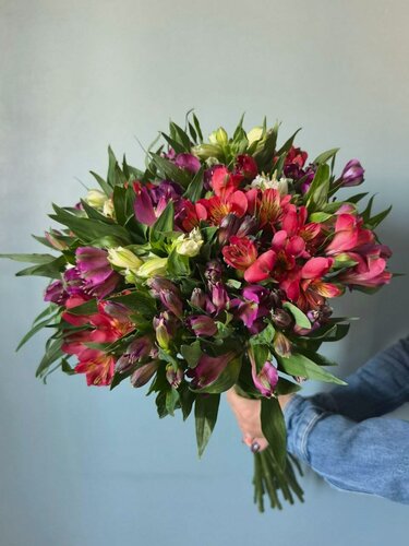 Изображение товара Букет живых цветов ярких альстромерий – взрыв красок и долгая радость!