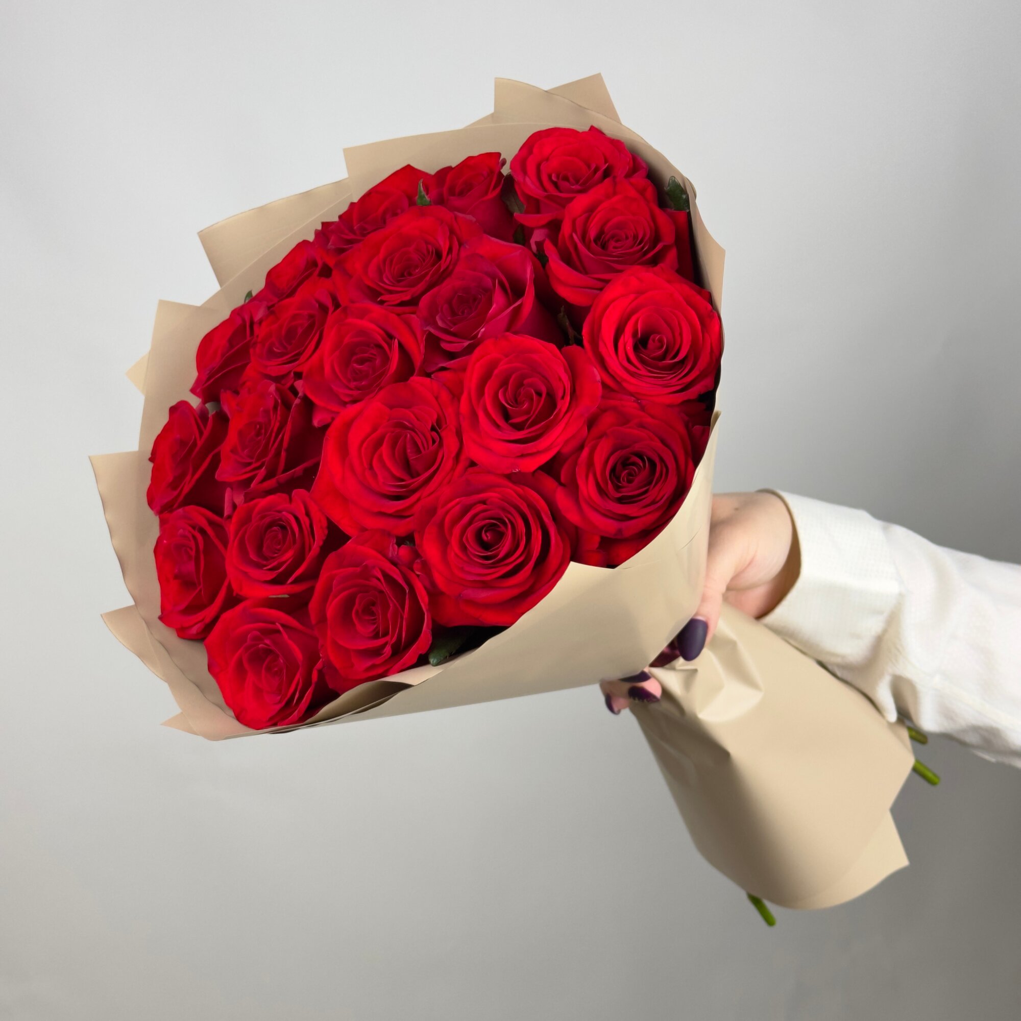 Букет цветов из 21 красной розы Россия 40 см