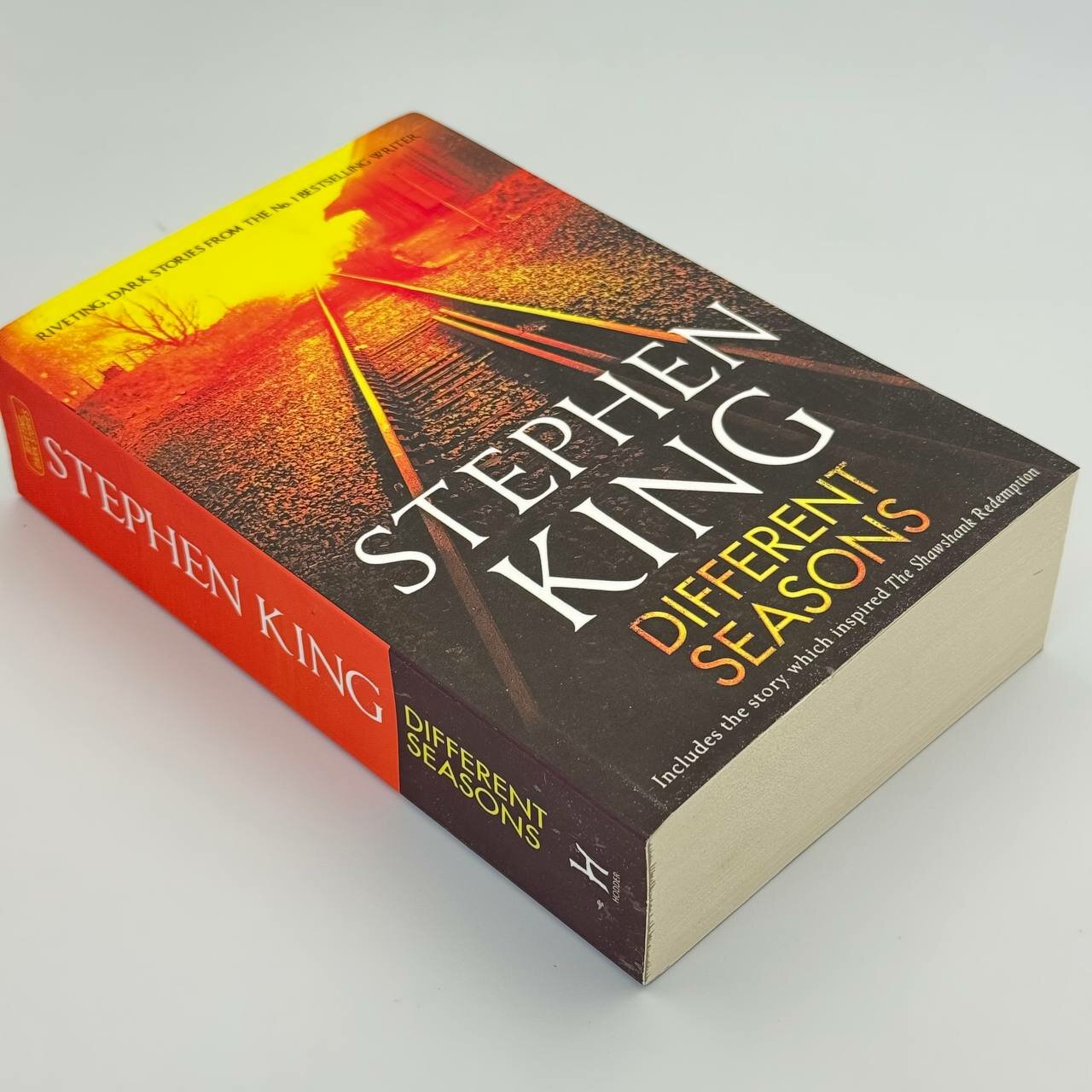 Книга "Different Seasons" Stephen King, мягкий переплет, 680 стр, 2021 г. — фото 1